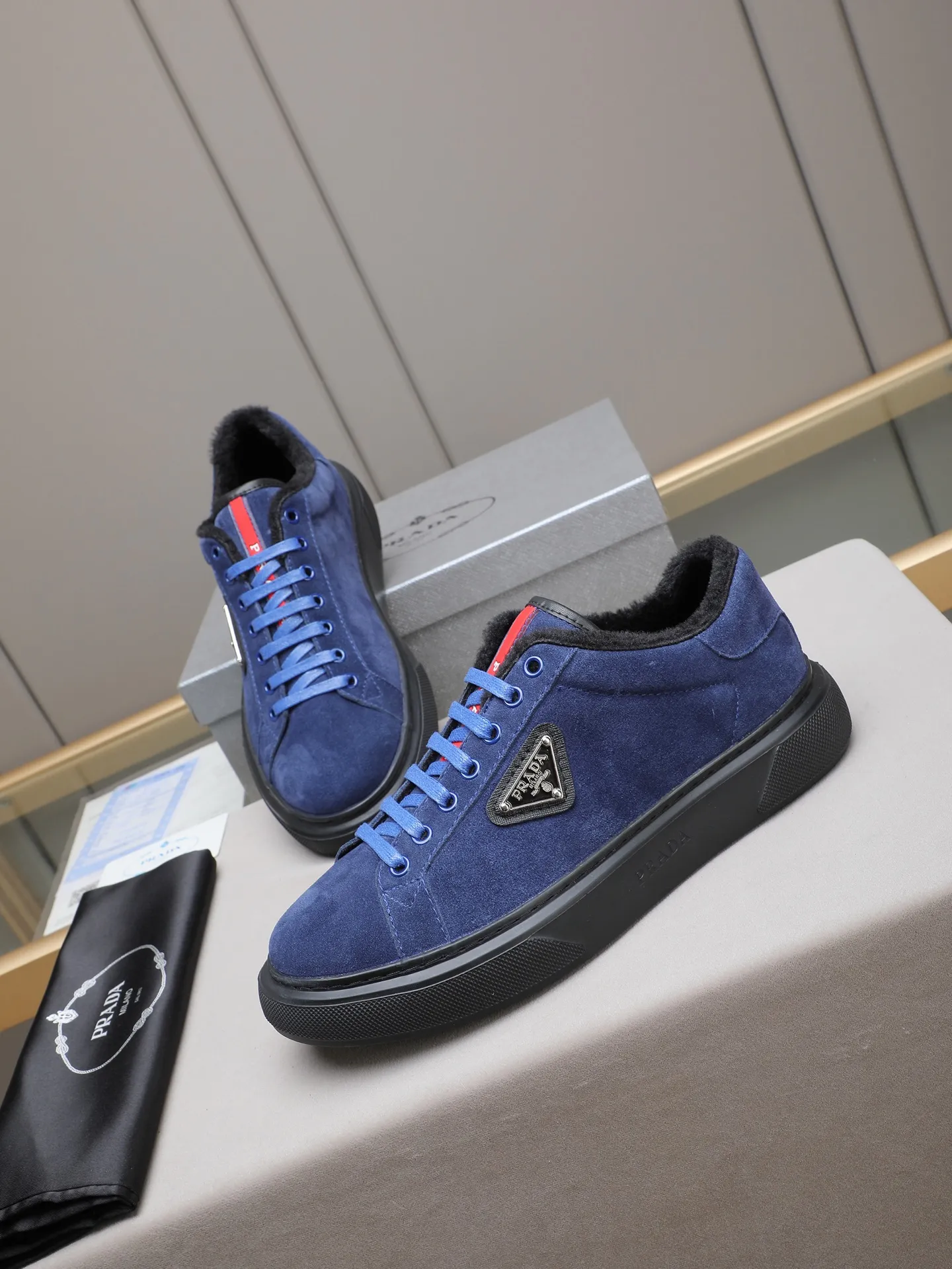 PP440 Prada/Prada men's new casual shoes, this upper is made of imported calfskin + velvet lining! The outside is decorated with the P family's classic metal triangle enamel logo, and the outsole is made of non-slip sports foam ultra-light outsole, which feels good on the feet and is a fashionable and fashionable item! Four colors to choose from!  Size: 38-44 (45 customized)